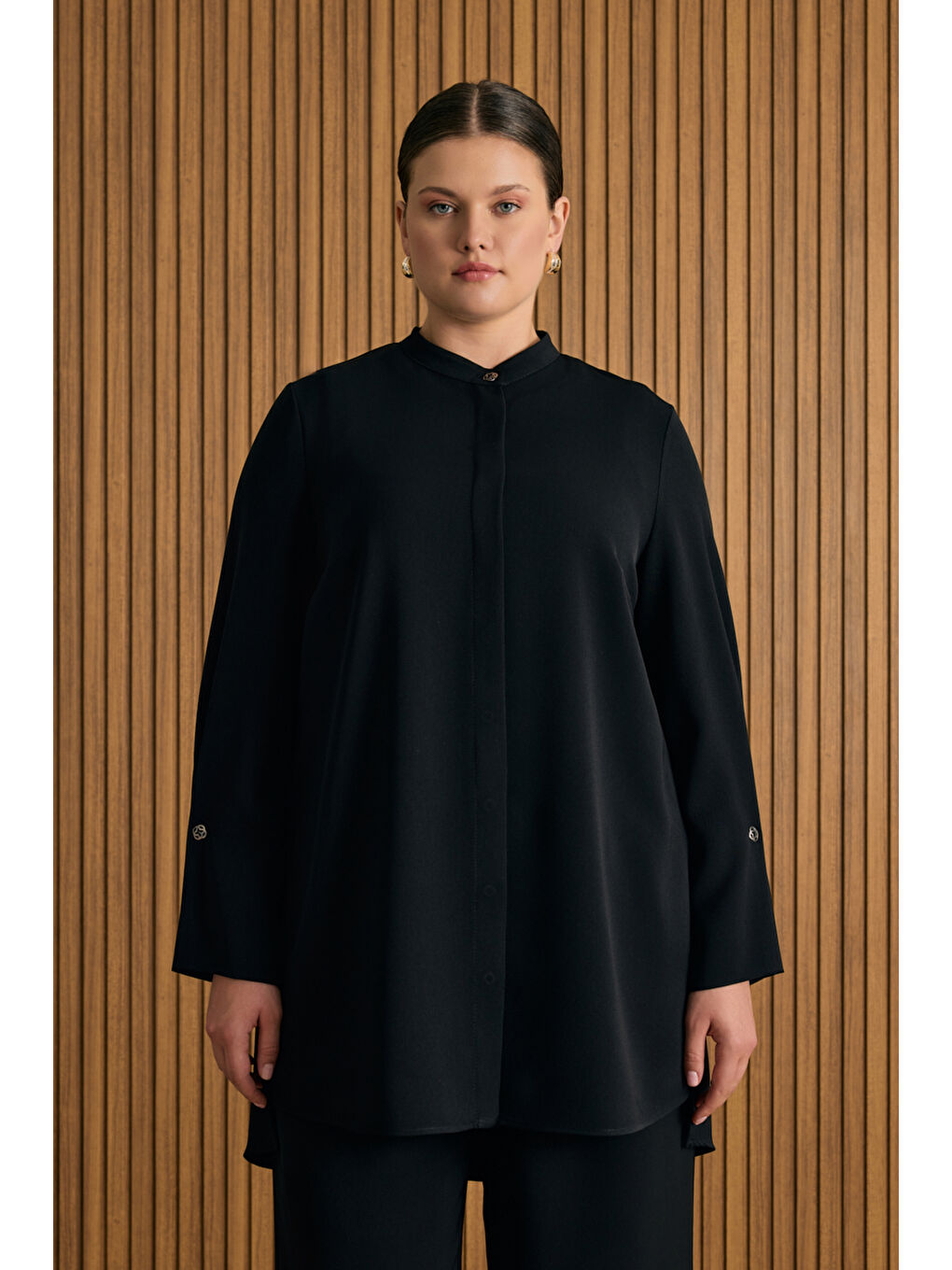 Siyah Kol Ucu Metal Koza Logo Ve Pili Detaylı Tunik-1