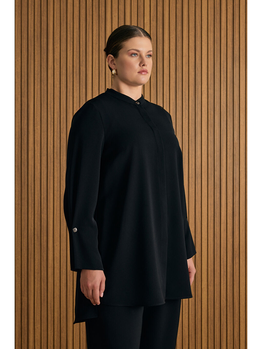 Siyah Kol Ucu Metal Koza Logo Ve Pili Detaylı Tunik-2