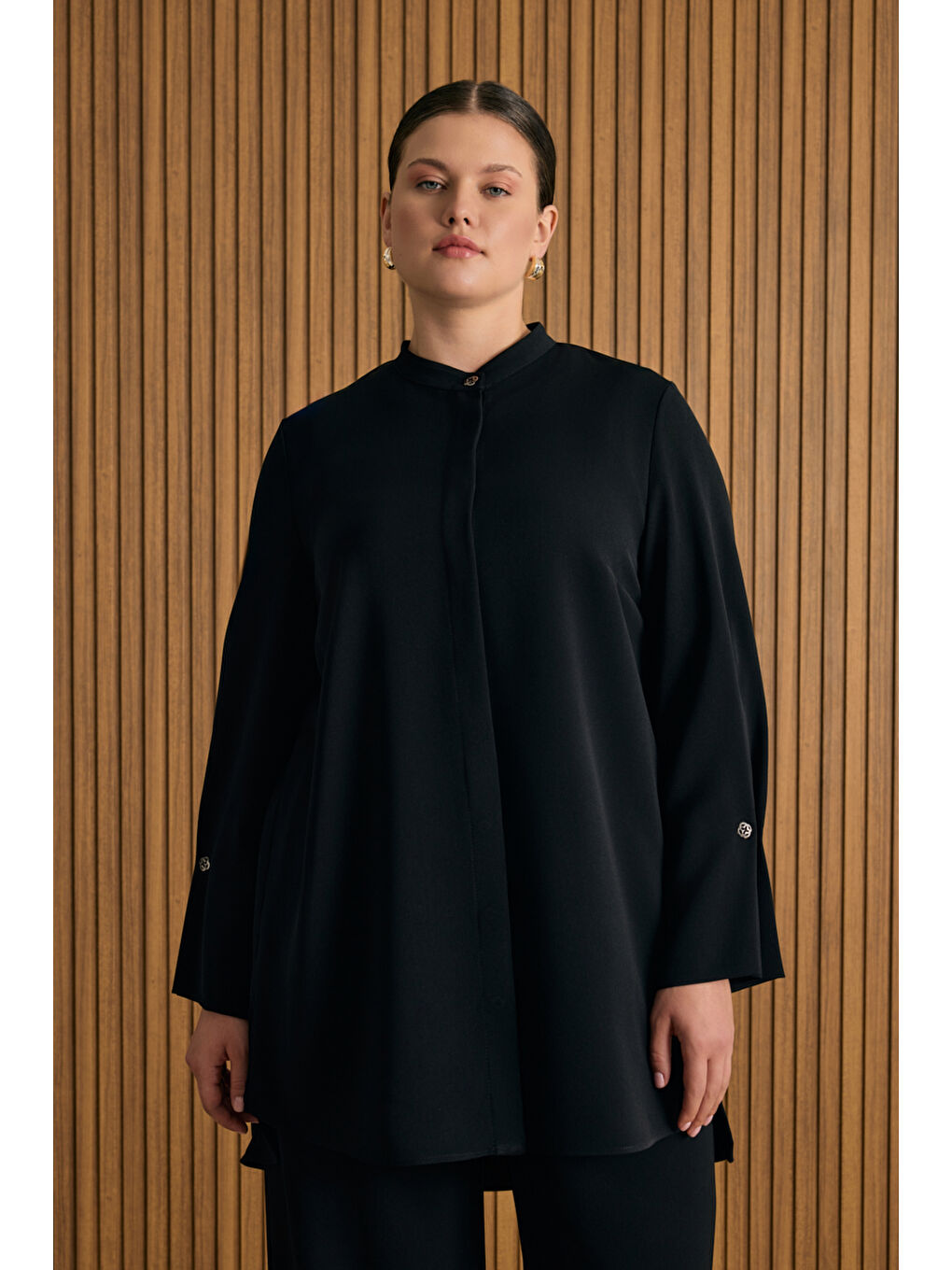 Siyah Kol Ucu Metal Koza Logo Ve Pili Detaylı Tunik-3