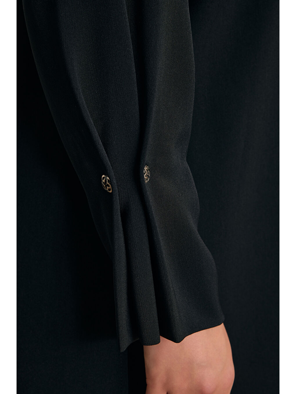 Siyah Kol Ucu Metal Koza Logo Ve Pili Detaylı Tunik-4