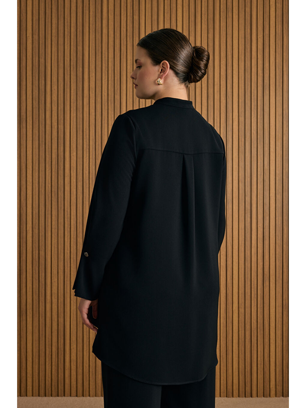 Siyah Kol Ucu Metal Koza Logo Ve Pili Detaylı Tunik-5