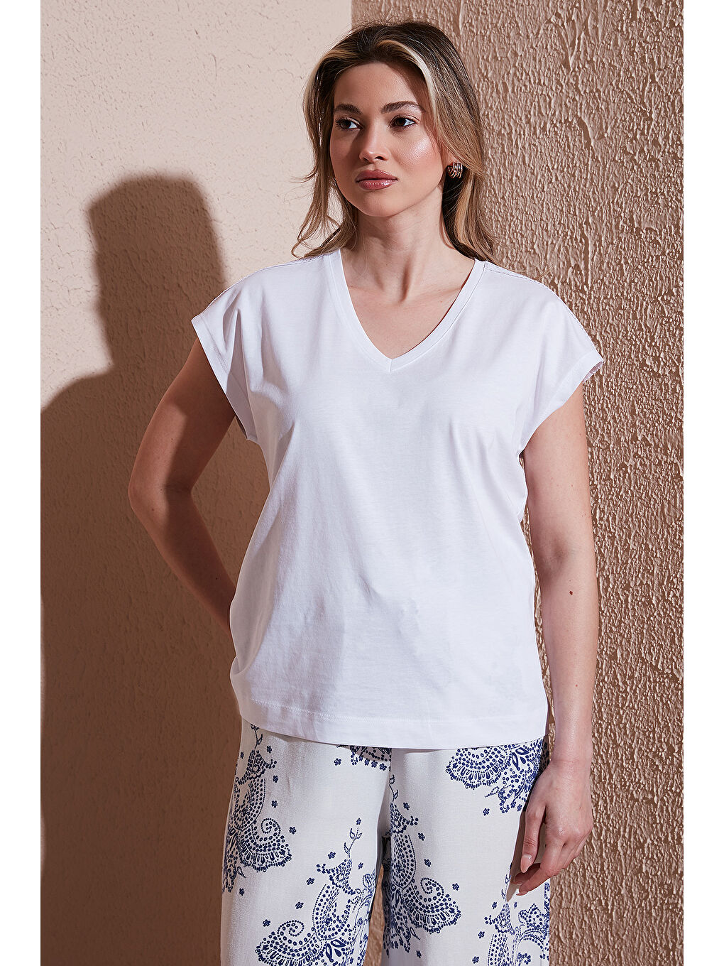 Beyaz % 100 Pamuk Standart Fit V Yaka Güpür Detaylı  Bluz 25Y0540K1-1