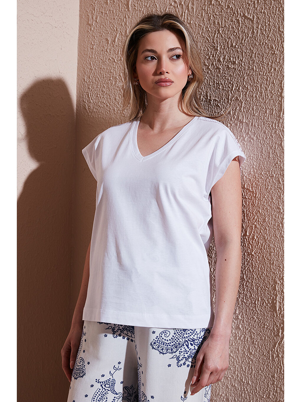 Beyaz % 100 Pamuk Standart Fit V Yaka Güpür Detaylı  Bluz 25Y0540K1-2