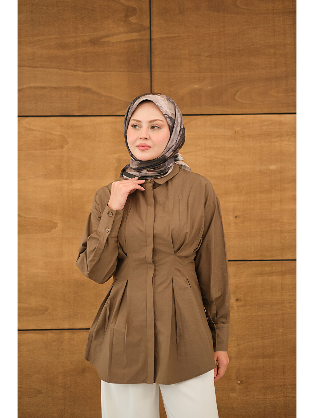 Kadın Beli Pile Detay Gizli Düğmeli Gömlek Kahverengi-1