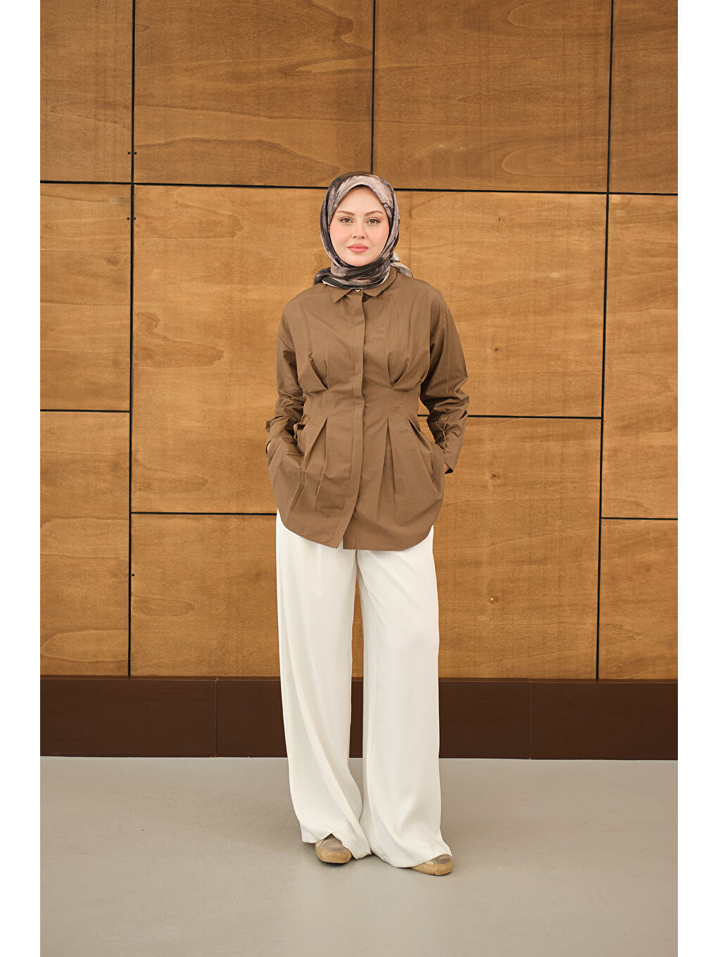 Kadın Beli Pile Detay Gizli Düğmeli Gömlek Kahverengi-4