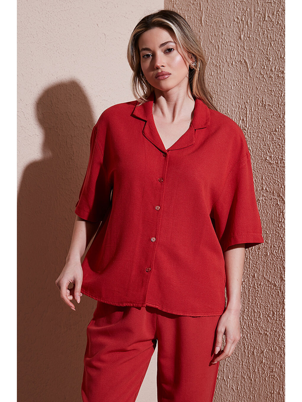 Kahverengi Keten Karışımlı Standart Fit Kısa Kollu Gömlek 25Y0605K1-1