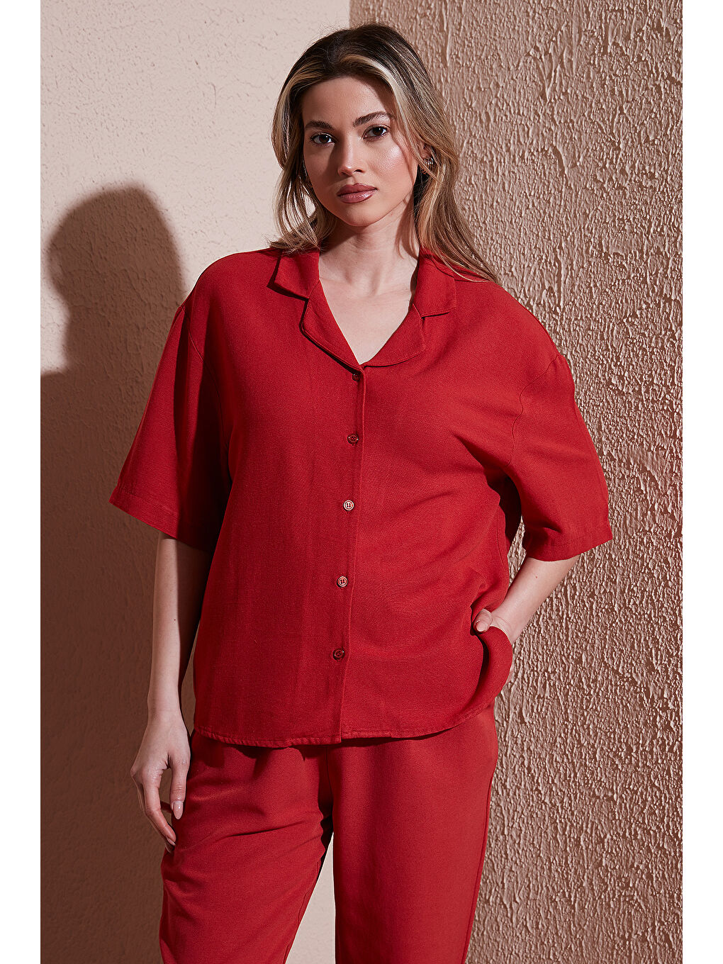 Kahverengi Keten Karışımlı Standart Fit Kısa Kollu Gömlek 25Y0605K1-2