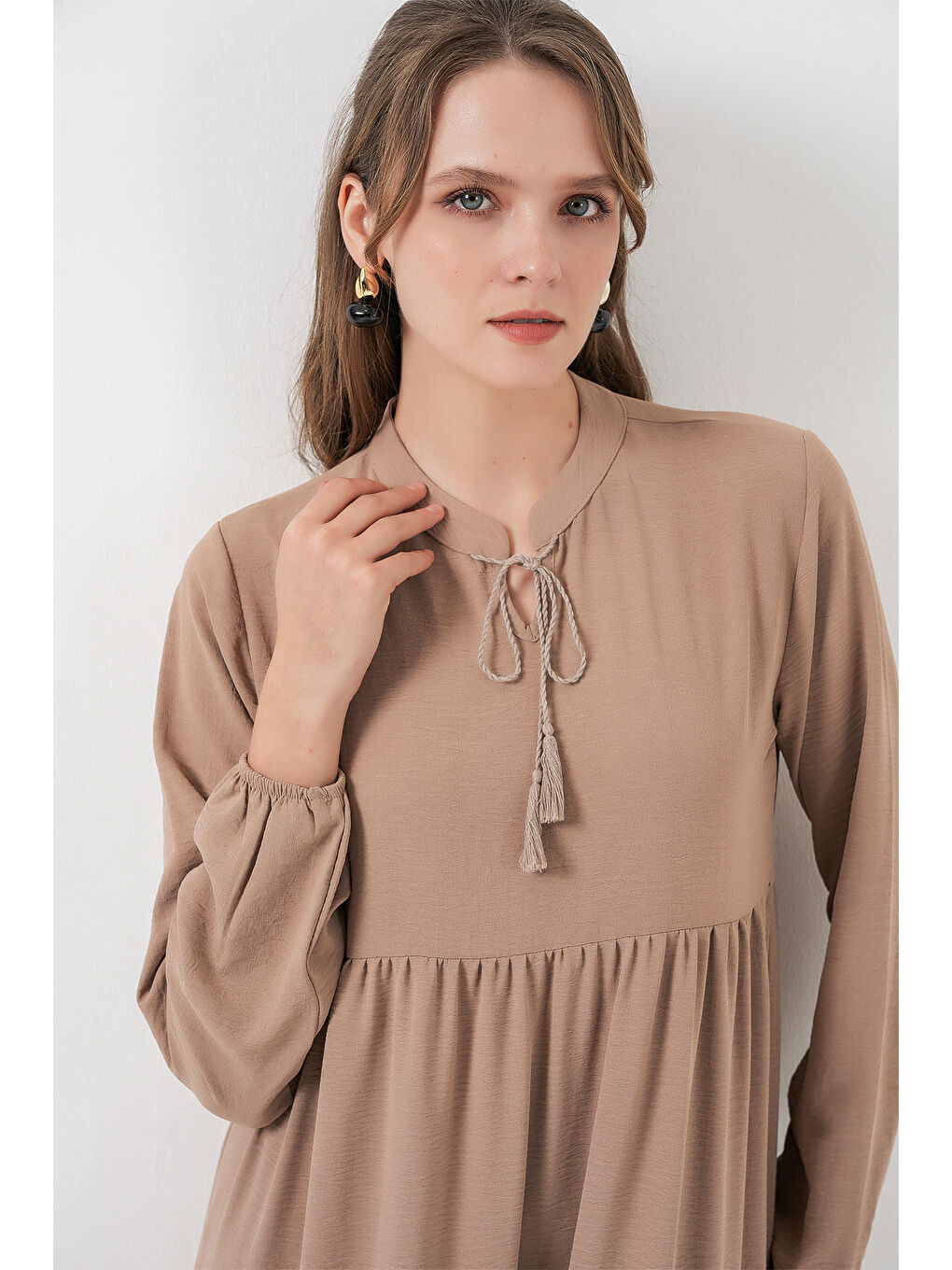 T1627 Yaka Bağcıklı Elbise - Y.Bej-1