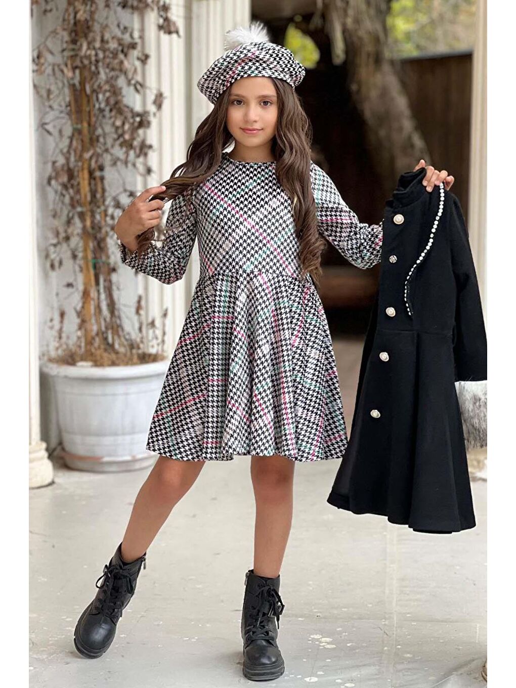 Kız Çocuk Ekose Desen Elbise ve Kolları Pelüş ve İnci İşleme Siyah Kaşe Kaban-2