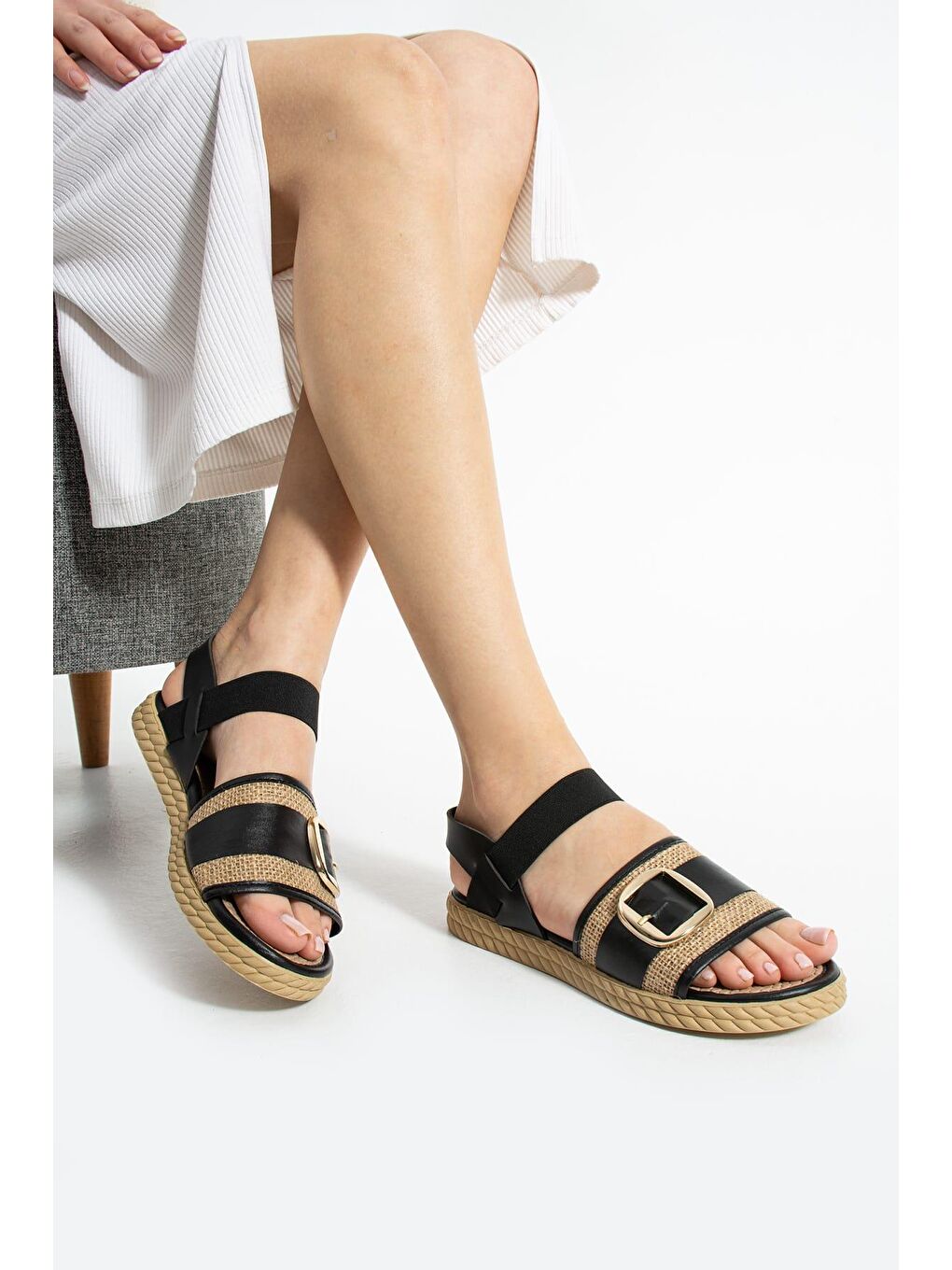 Siyah Rosa Hasır Detaylı Tokalı Kadın Sandalet-2