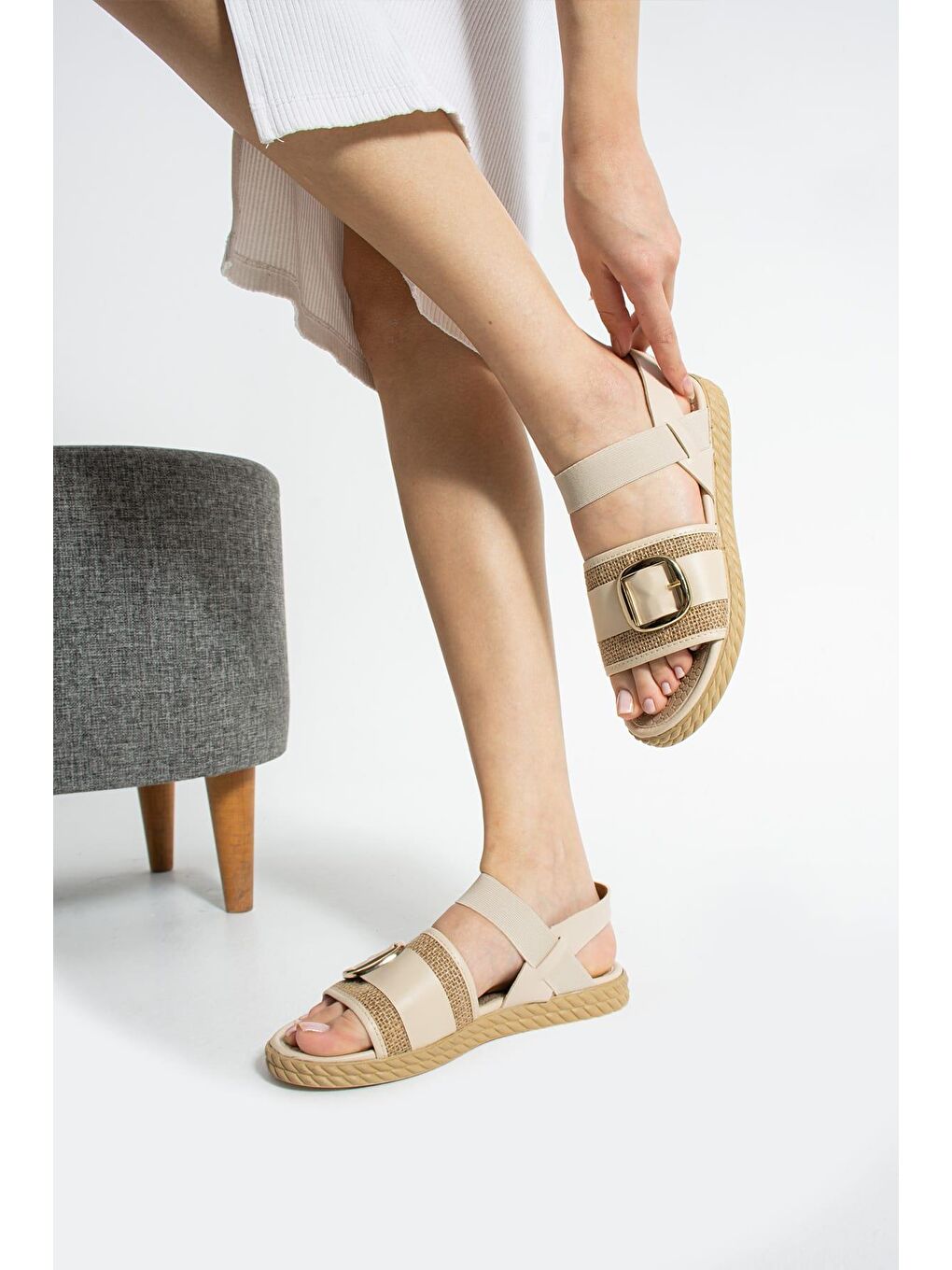 Ekru Rosa Hasır Detaylı Tokalı Kadın Sandalet