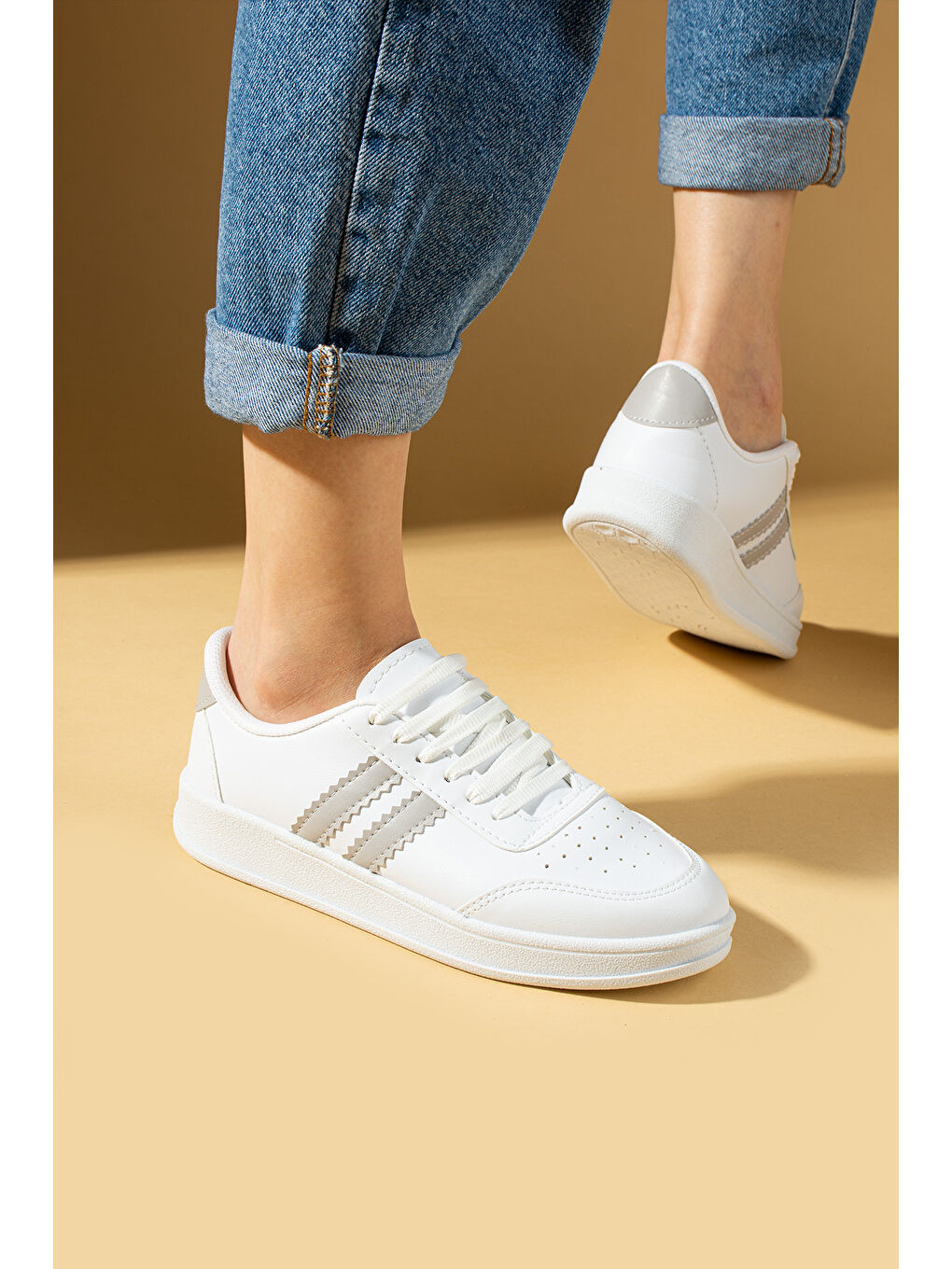 Beyaz Şerit Detaylı Bağcıklı Rahat Taban Kadın Sneakers 001-1004-24BVizon-1