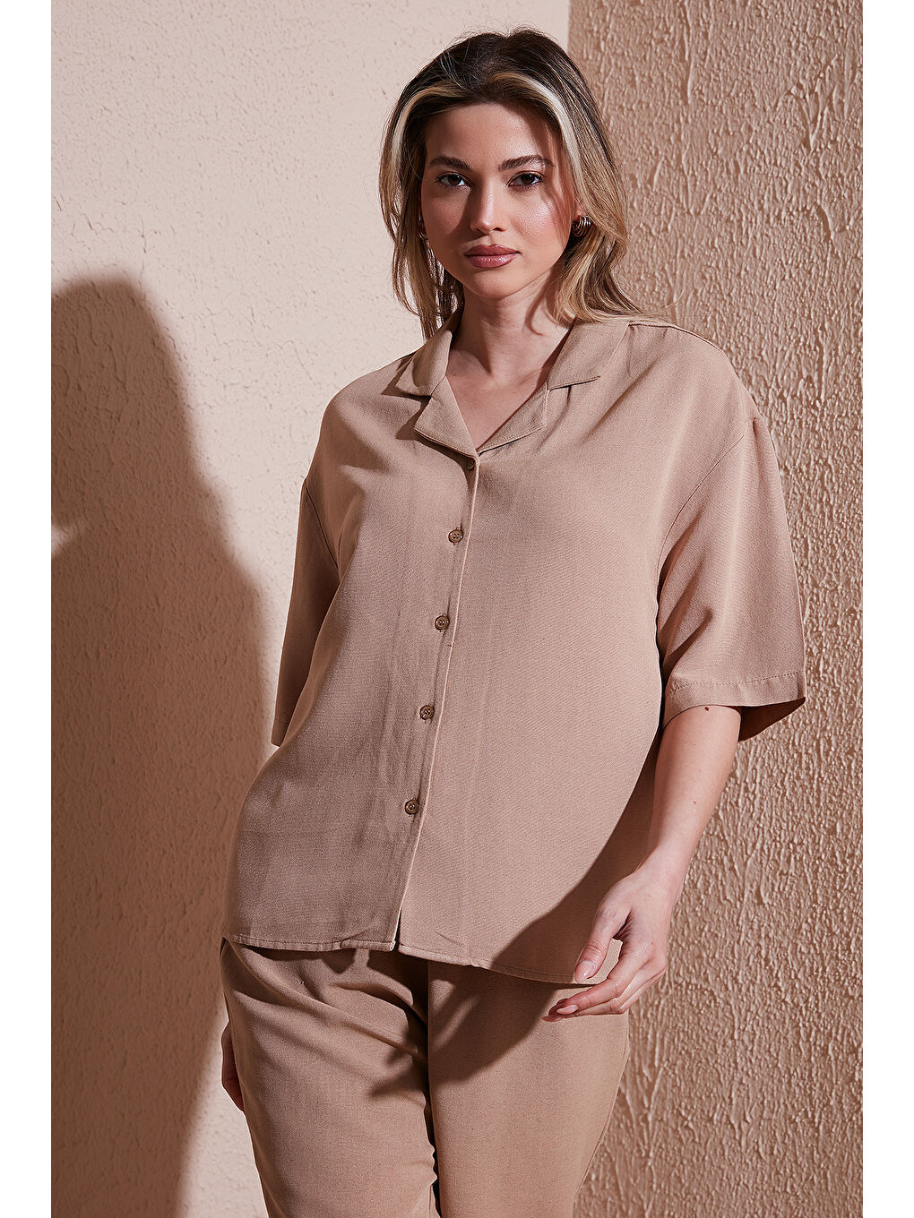 Bej Keten Karışımlı Standart Fit Kısa Kollu Gömlek 25Y0605K1-2