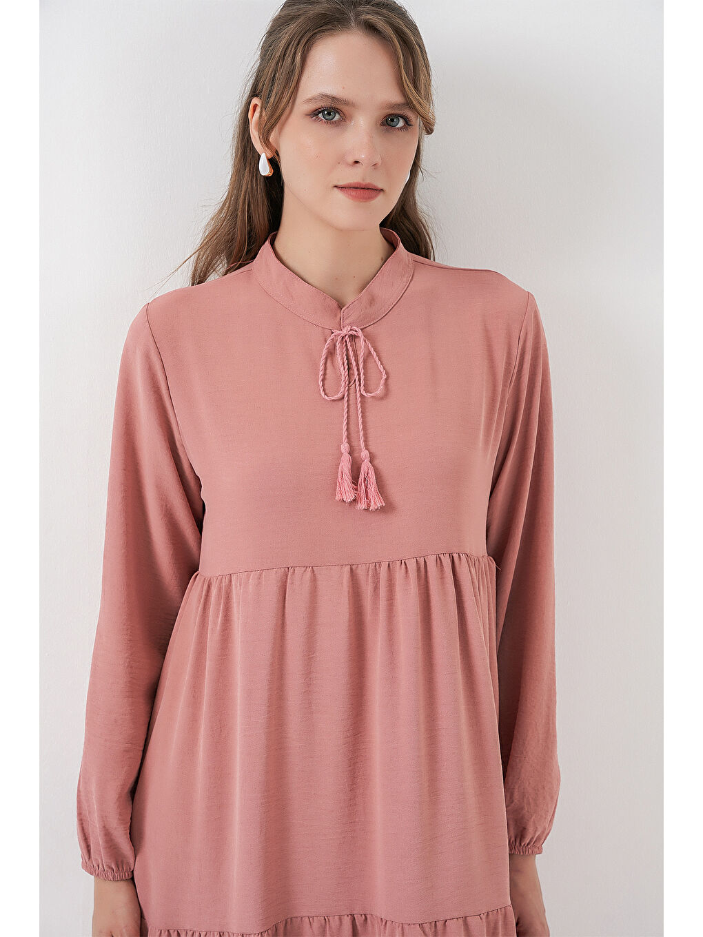 Pembe T1627 Yaka Bağcıklı Elbise - Pudra-1