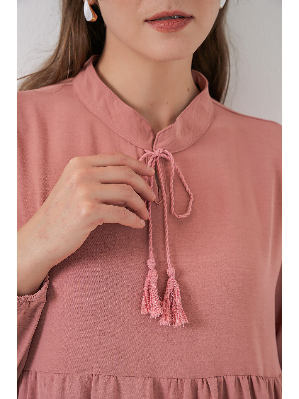 Pembe T1627 Yaka Bağcıklı Elbise - Pudra-4