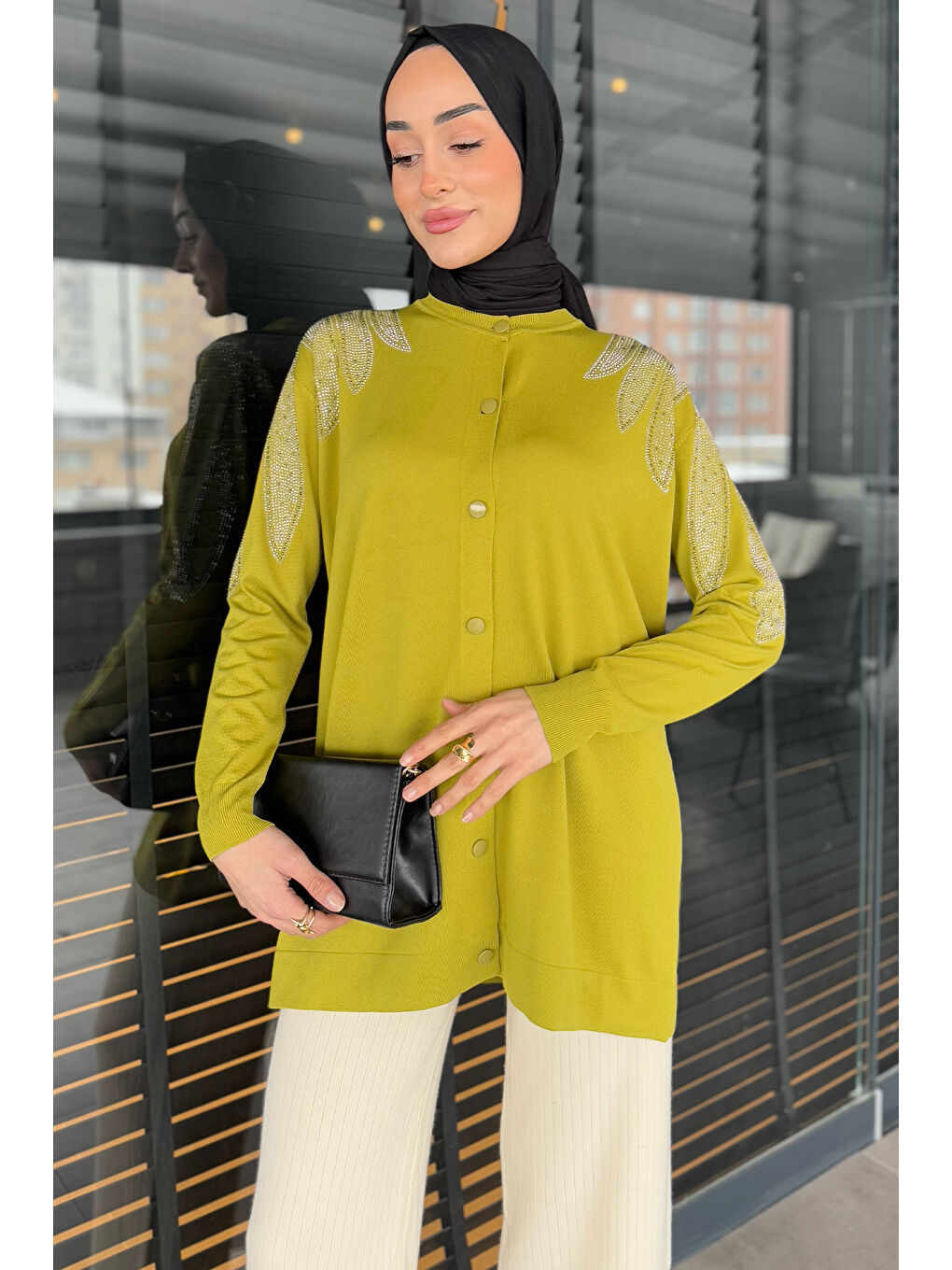 Yeşil Taş İşlemeli Düğmeli Tesettür Triko Hırka