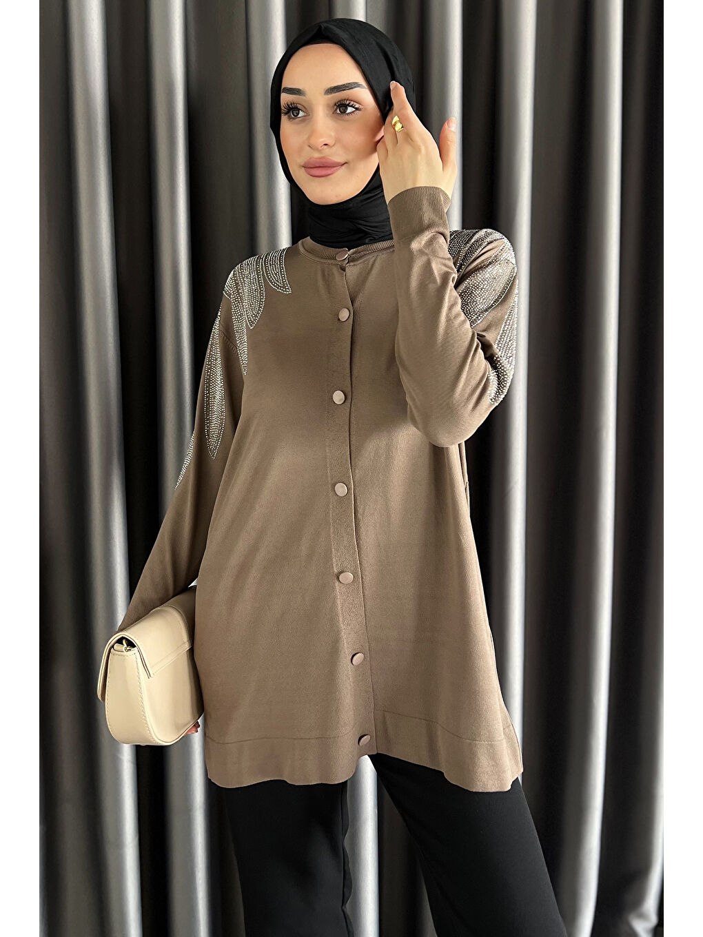 Bej Taş İşlemeli Düğmeli Tesettür Triko Hırka-1