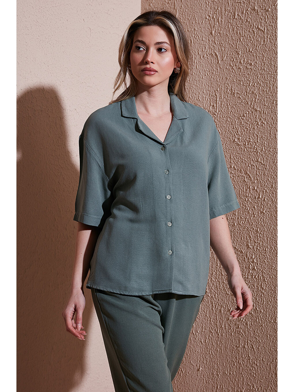 Haki Keten Karışımlı Standart Fit Kısa Kollu Gömlek 25Y0605K1-1