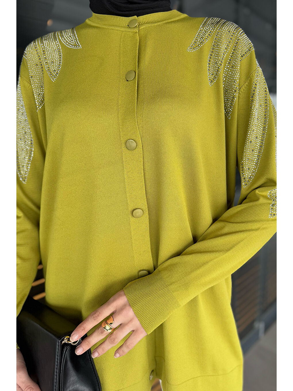 Yeşil Taş İşlemeli Düğmeli Tesettür Triko Hırka-3