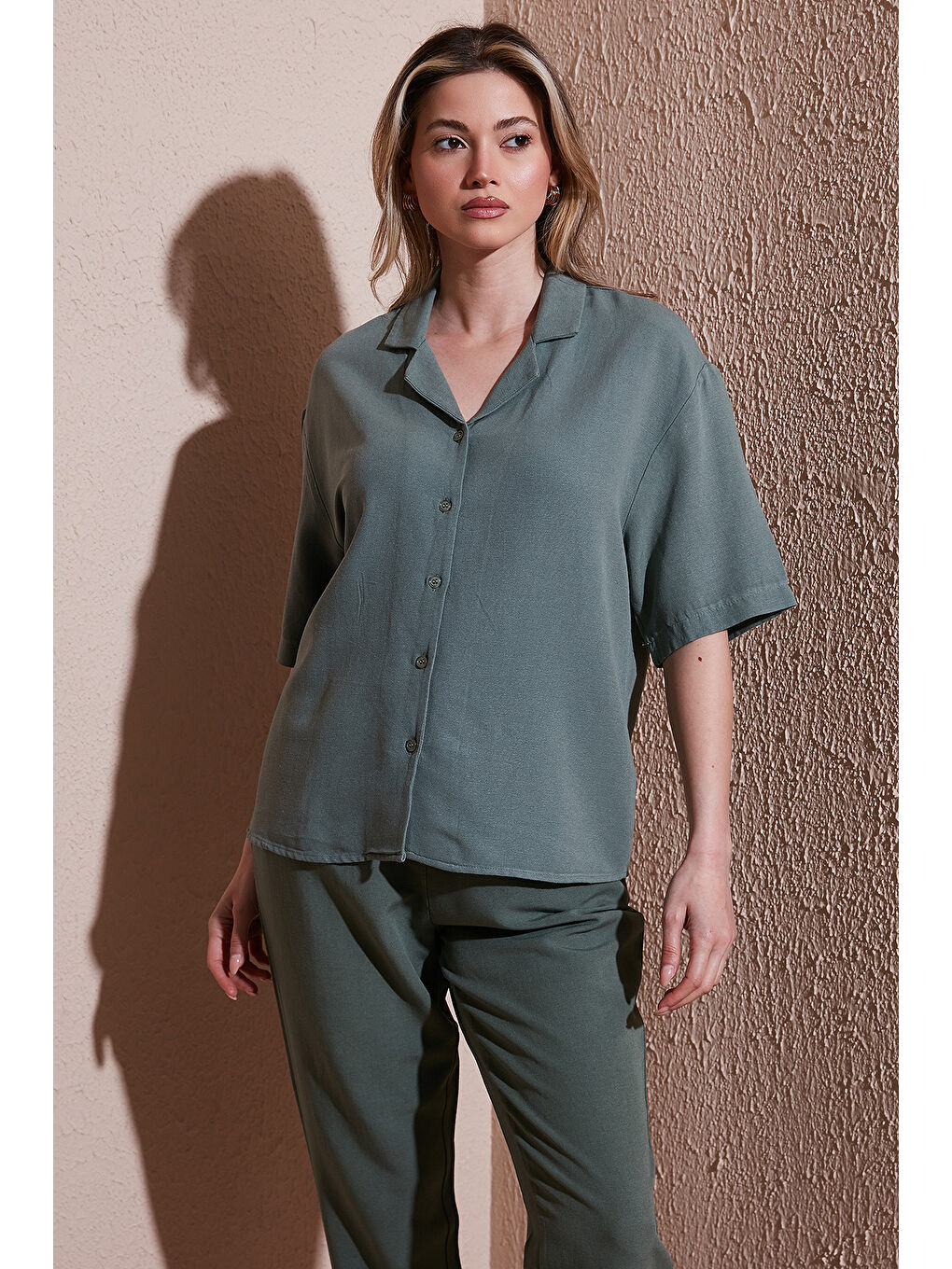 Haki Keten Karışımlı Standart Fit Kısa Kollu Gömlek 25Y0605K1-3