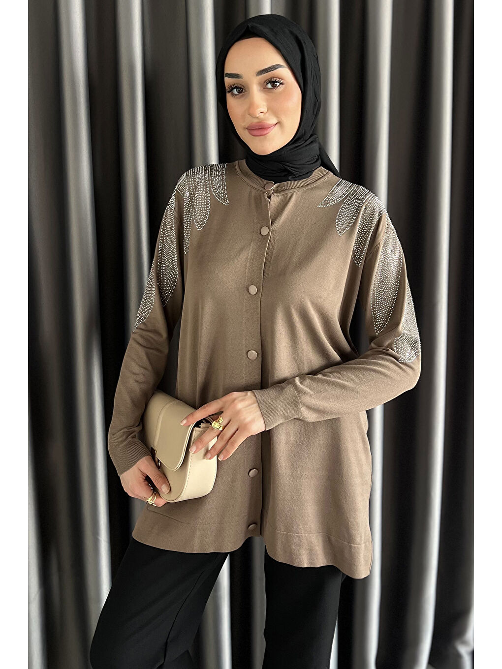 Bej Taş İşlemeli Düğmeli Tesettür Triko Hırka-3