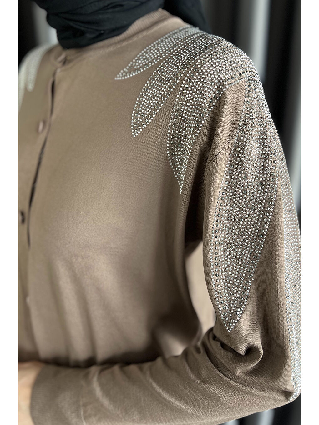 Bej Taş İşlemeli Düğmeli Tesettür Triko Hırka-4