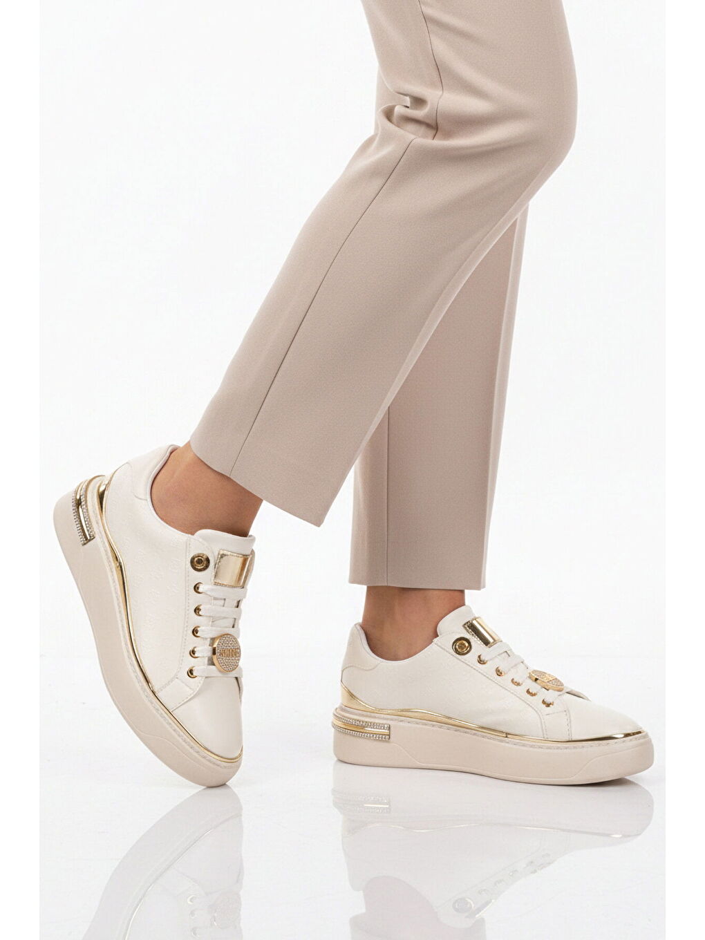 Beyaz Bağcıklı Taş İşlemeli Hafif Kadın Sneaker 431156 Z