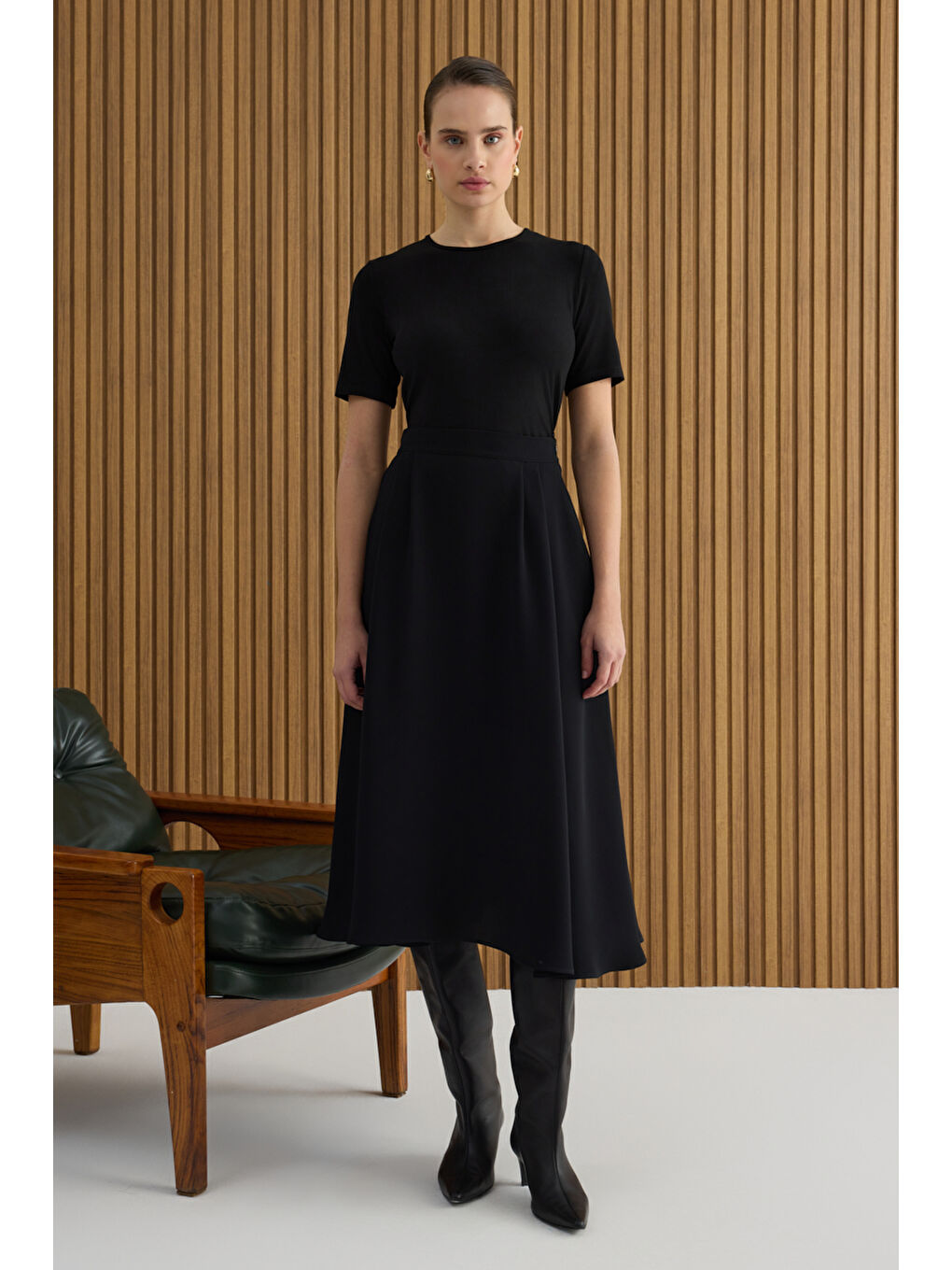 Siyah Pileli Dokuma Etek