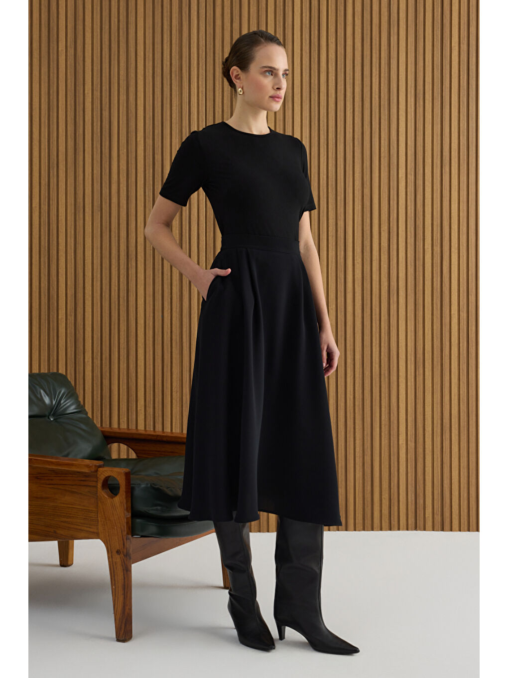 Siyah Pileli Dokuma Etek-1