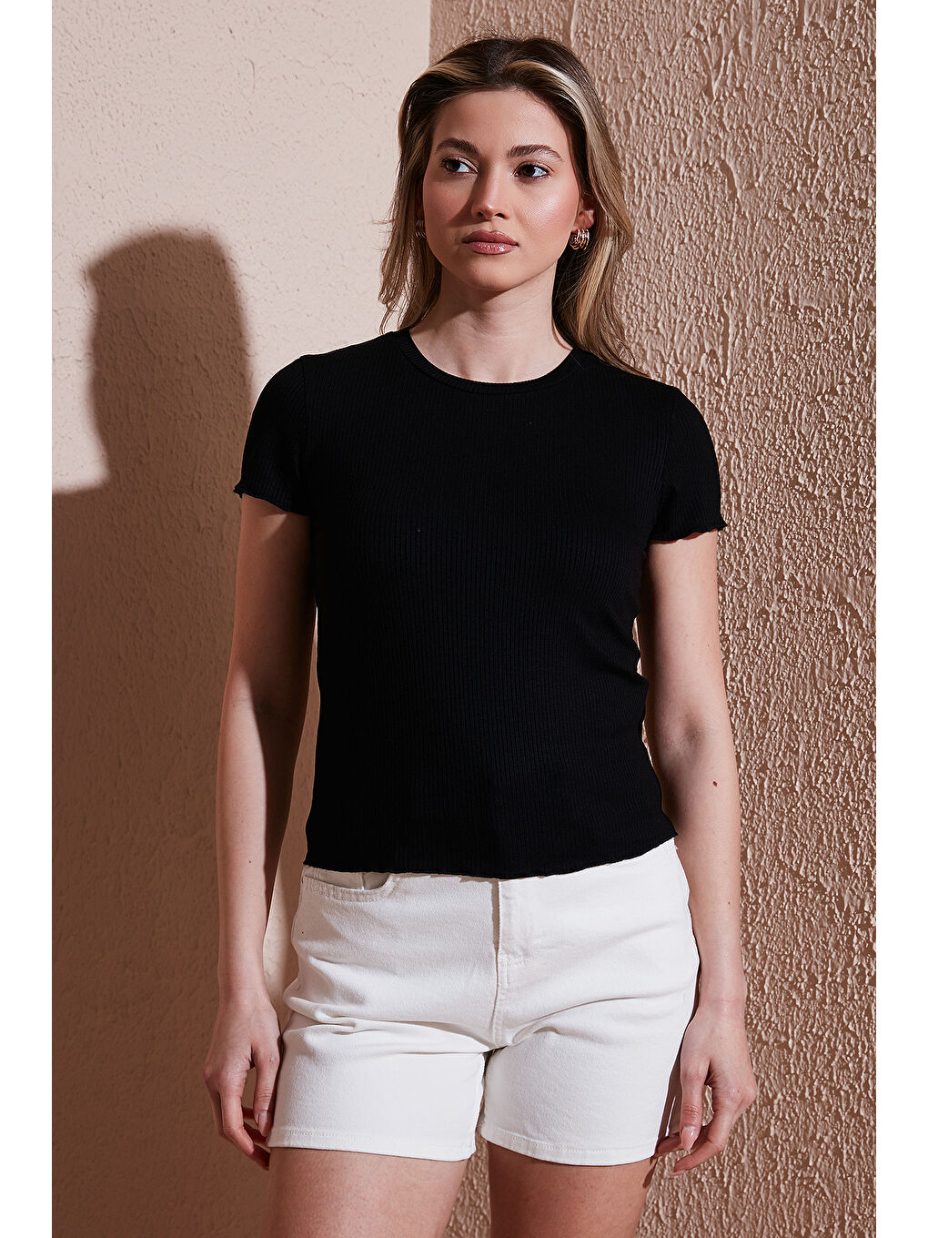 Siyah Slim Fit Bisiklet Yaka Fitlli Crop T Shirt 25Y0444K1-1