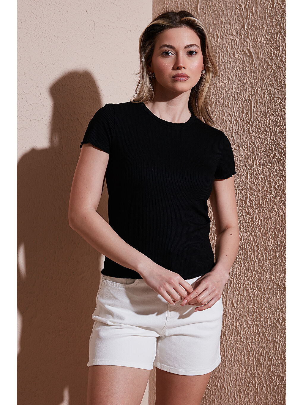 Siyah Slim Fit Bisiklet Yaka Fitlli Crop T Shirt 25Y0444K1-3