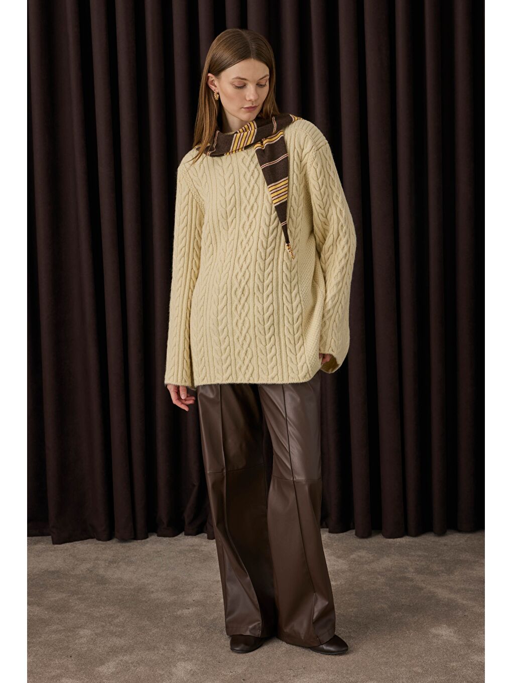 Sarı Saç Örgülü Kazak Tereyağı