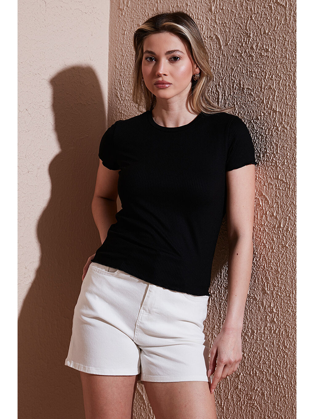 Siyah Slim Fit Bisiklet Yaka Fitlli Crop T Shirt 25Y0444K1-4