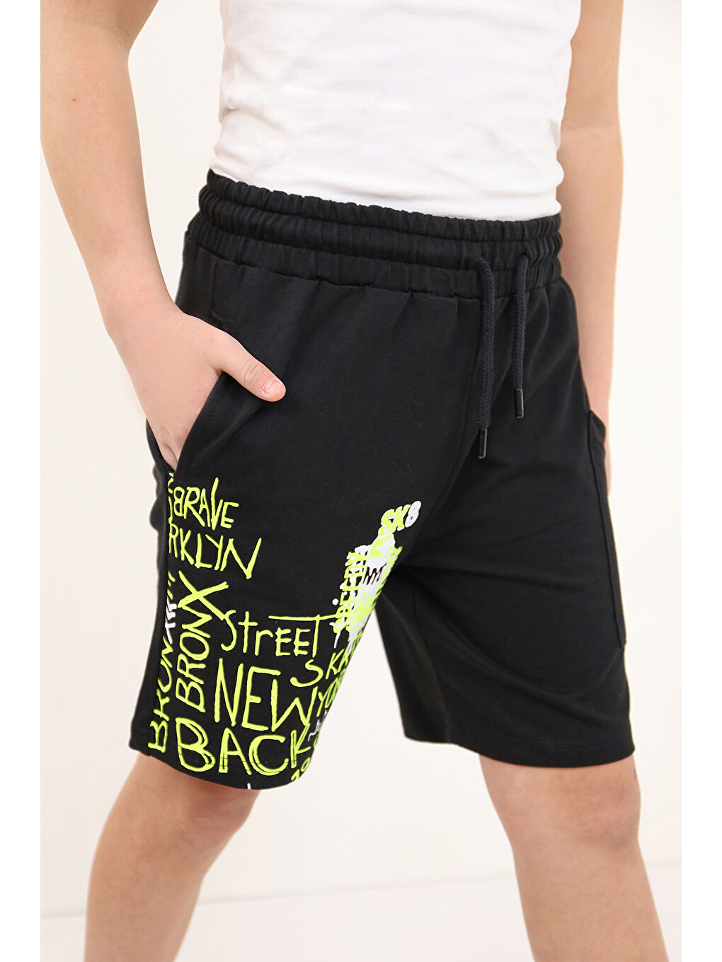 Siyah Erkek Çocuk Cep Detaylı Tek Paça Komple Yazı Baskılı Şort