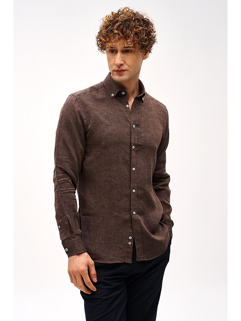 Kahverengi Kahve Dynamic Fit Düğmeli Yaka Düz Uzun Kollu Cepsiz %100 Keten Gömlek