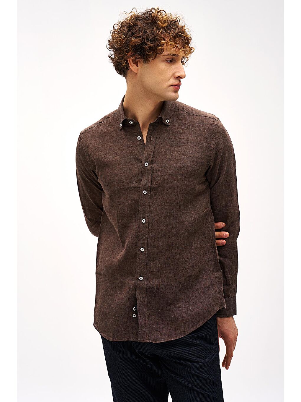 Kahverengi Kahve Dynamic Fit Düğmeli Yaka Düz Uzun Kollu Cepsiz %100 Keten Gömlek-1