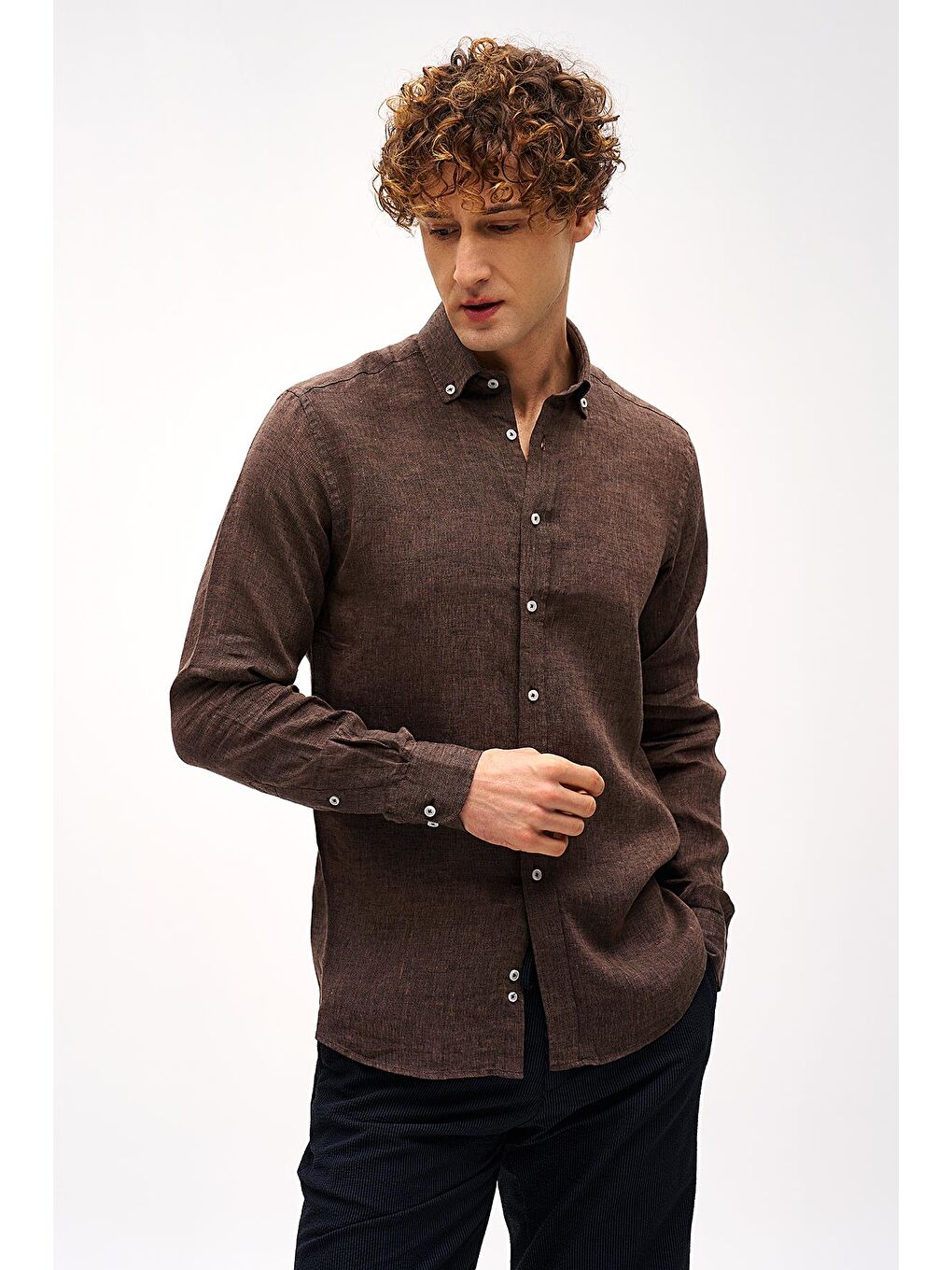 Kahverengi Kahve Dynamic Fit Düğmeli Yaka Düz Uzun Kollu Cepsiz %100 Keten Gömlek-2