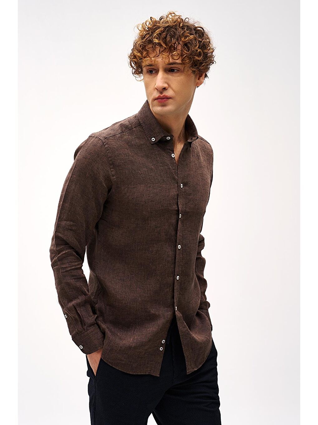 Kahverengi Kahve Dynamic Fit Düğmeli Yaka Düz Uzun Kollu Cepsiz %100 Keten Gömlek-3
