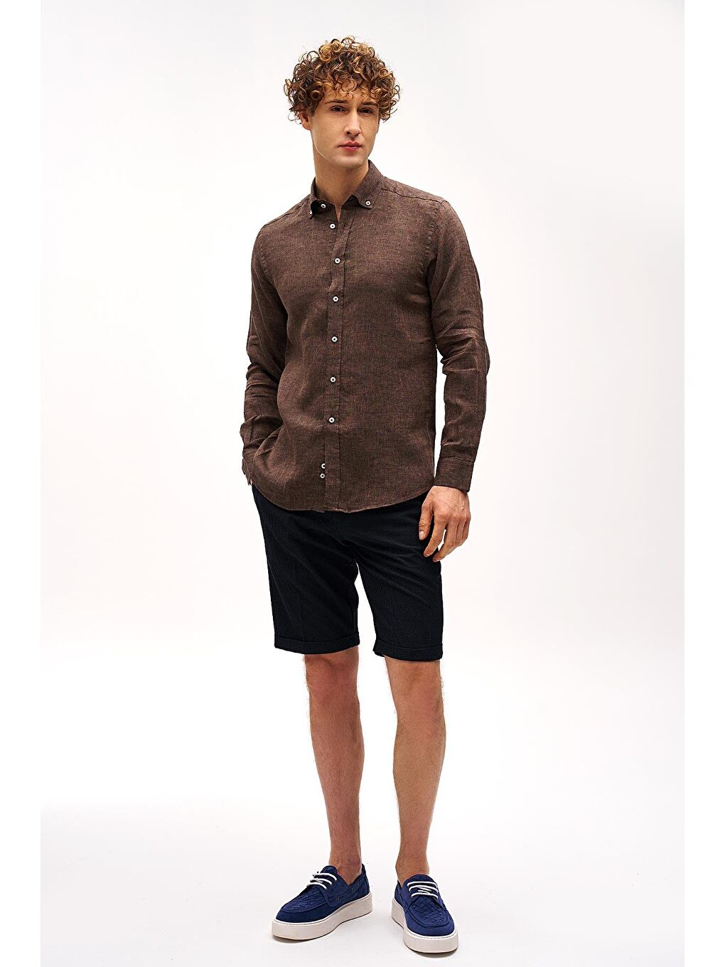 Kahverengi Kahve Dynamic Fit Düğmeli Yaka Düz Uzun Kollu Cepsiz %100 Keten Gömlek-5
