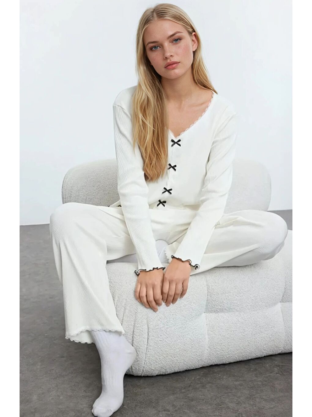 Beyaz Pamuklu Dantel ve Fiyonk Detaylı Fitilli Örme Pijama Takımı