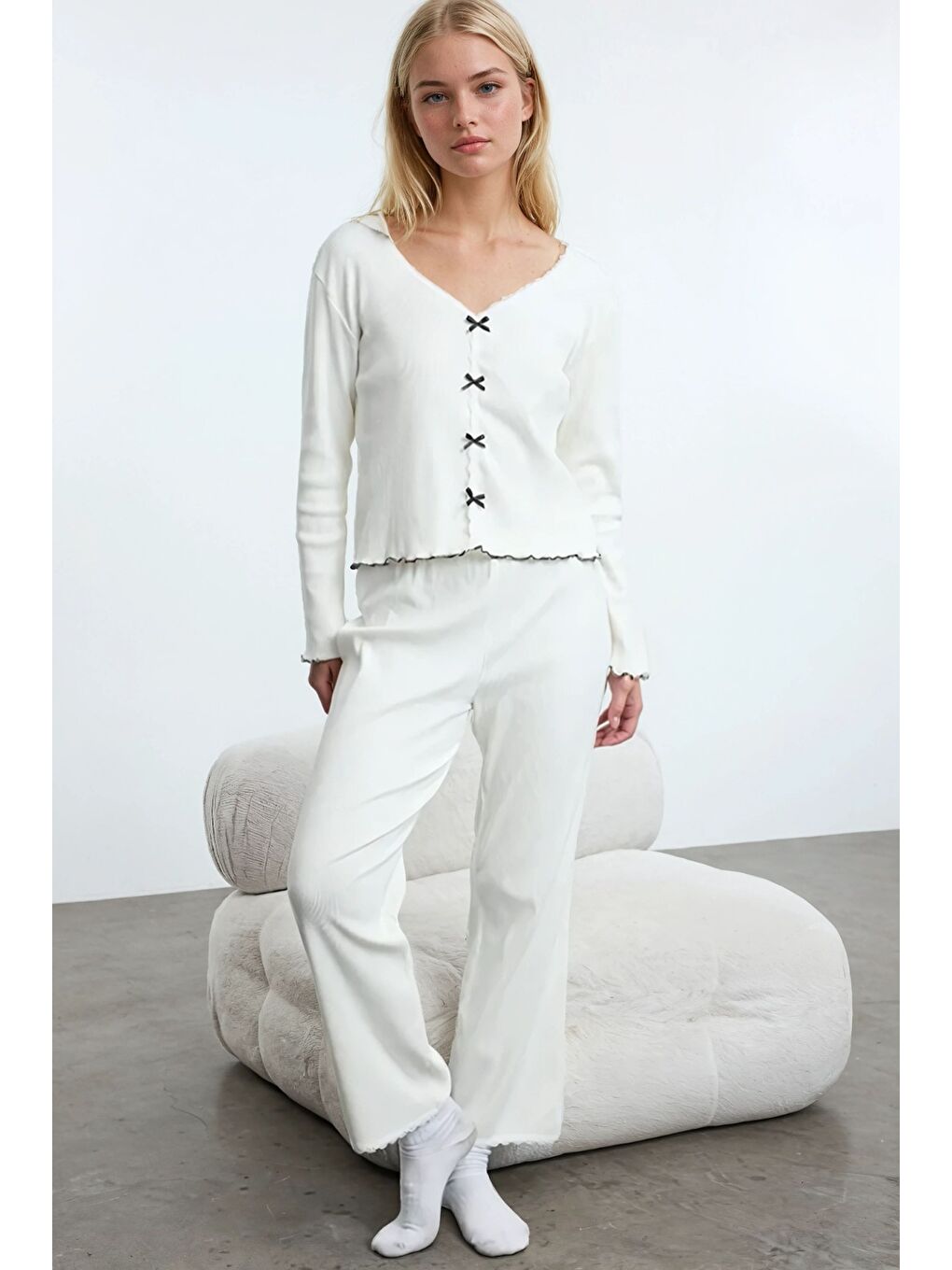 Beyaz Pamuklu Dantel ve Fiyonk Detaylı Fitilli Örme Pijama Takımı-1