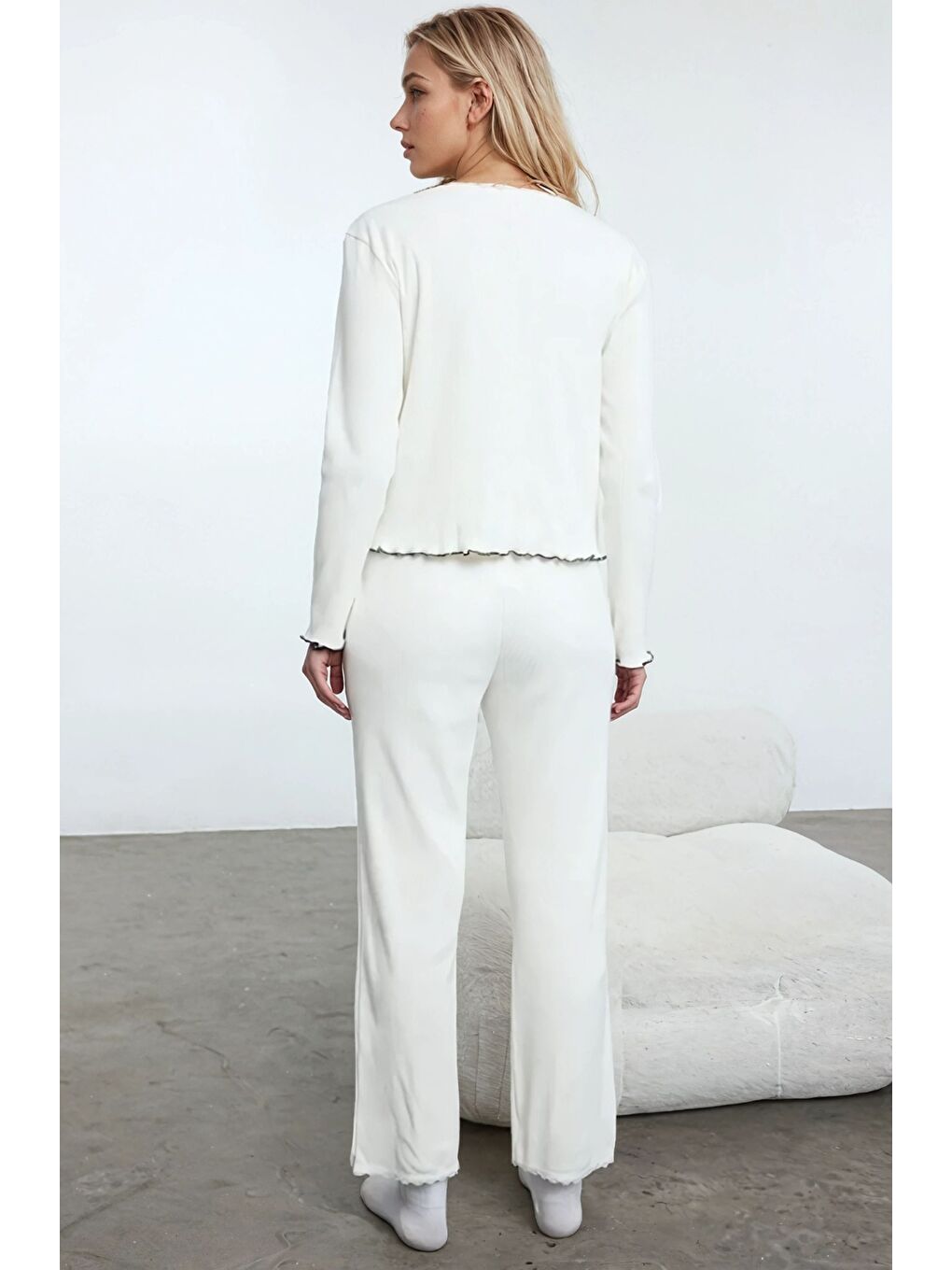 Beyaz Pamuklu Dantel ve Fiyonk Detaylı Fitilli Örme Pijama Takımı-2