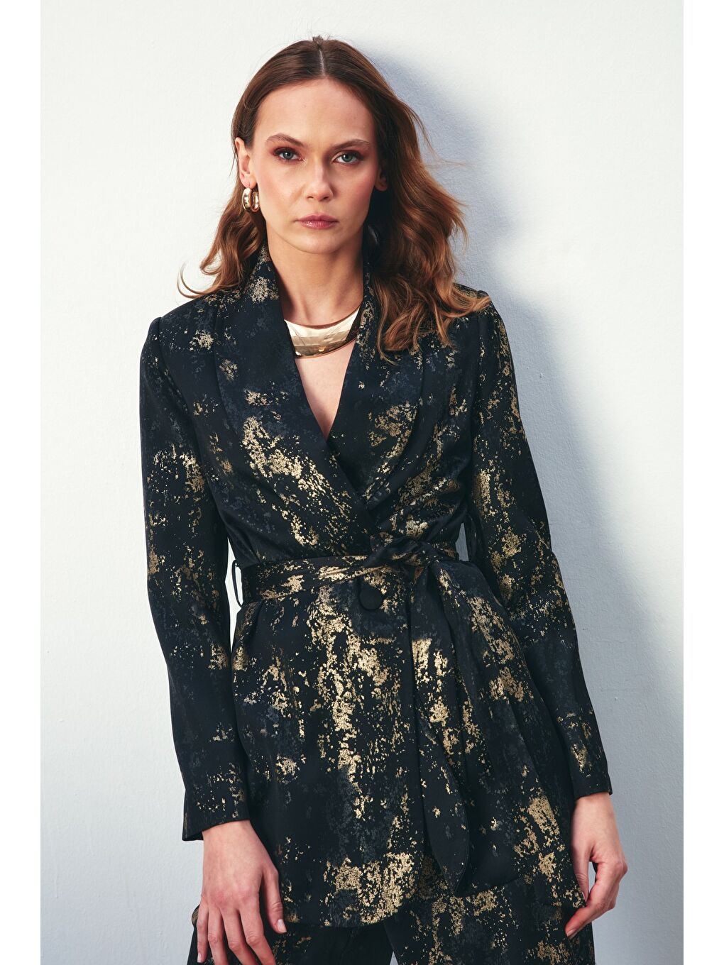 Parlak Desenli Kuşaklı Uzun Ceket - Siyah-1