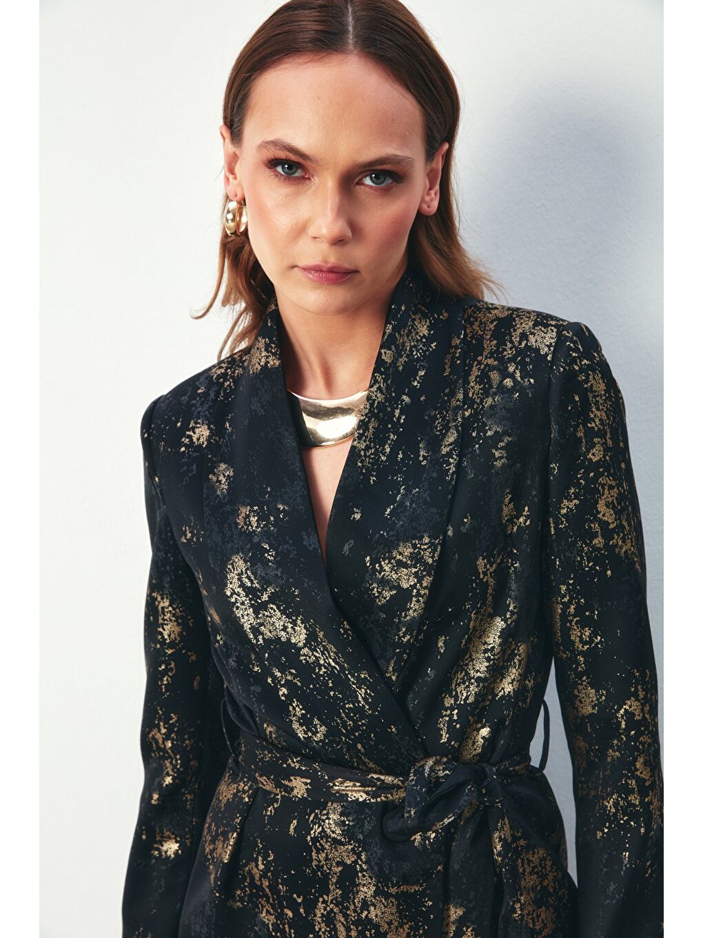 Parlak Desenli Kuşaklı Uzun Ceket - Siyah-2