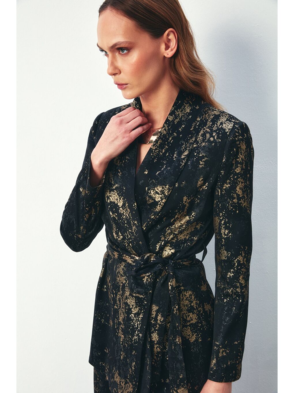 Parlak Desenli Kuşaklı Uzun Ceket - Siyah-3