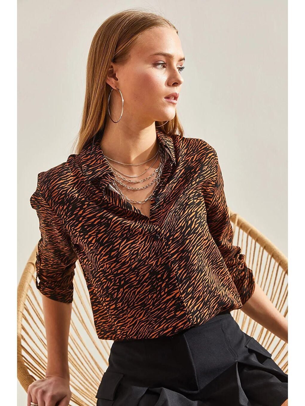 Siyah Kadın Kol Katlamalı Desenli Viskon Gömlek 60101031