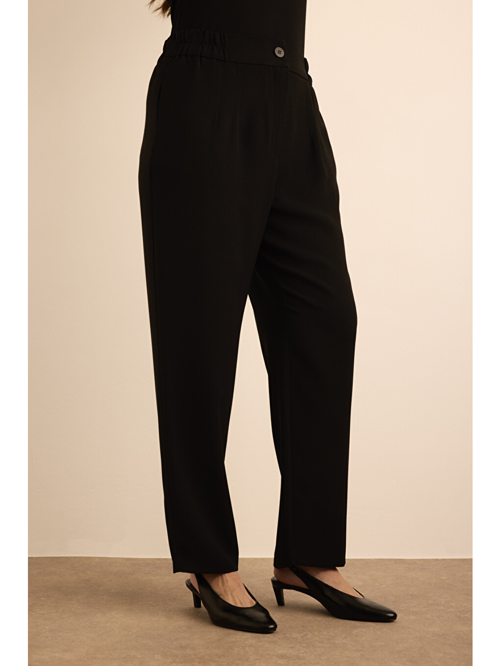 Siyah Beli Lastik Detaylı Krep Pantolon-3