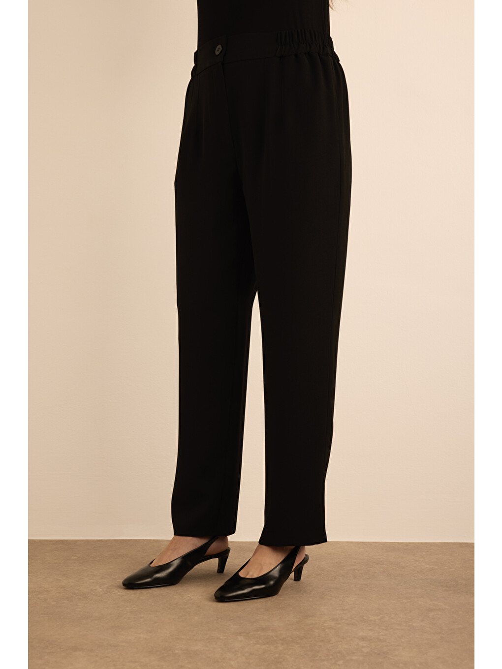 Siyah Beli Lastik Detaylı Krep Pantolon-4