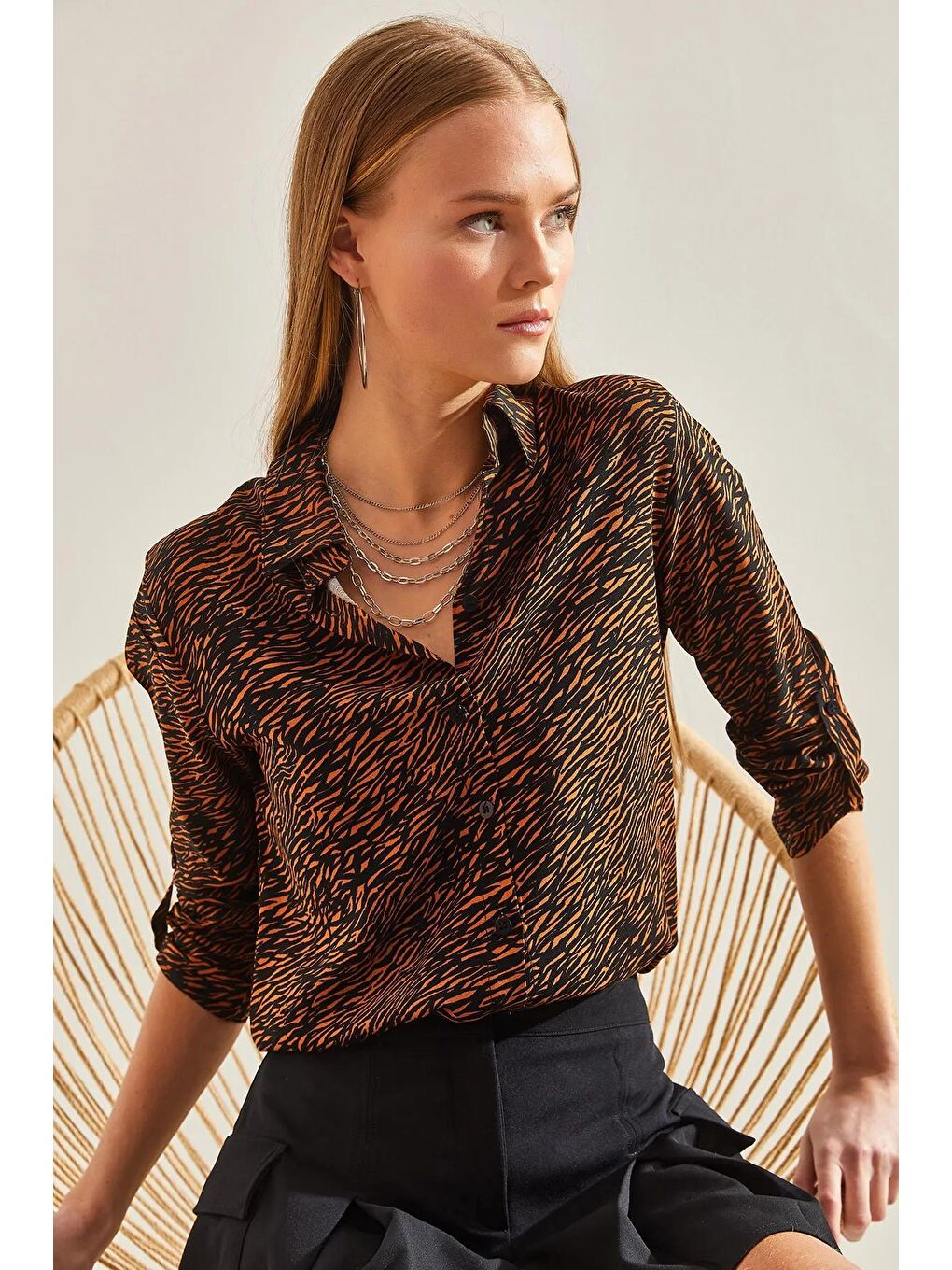 Siyah Kadın Kol Katlamalı Desenli Viskon Gömlek 60101031-2