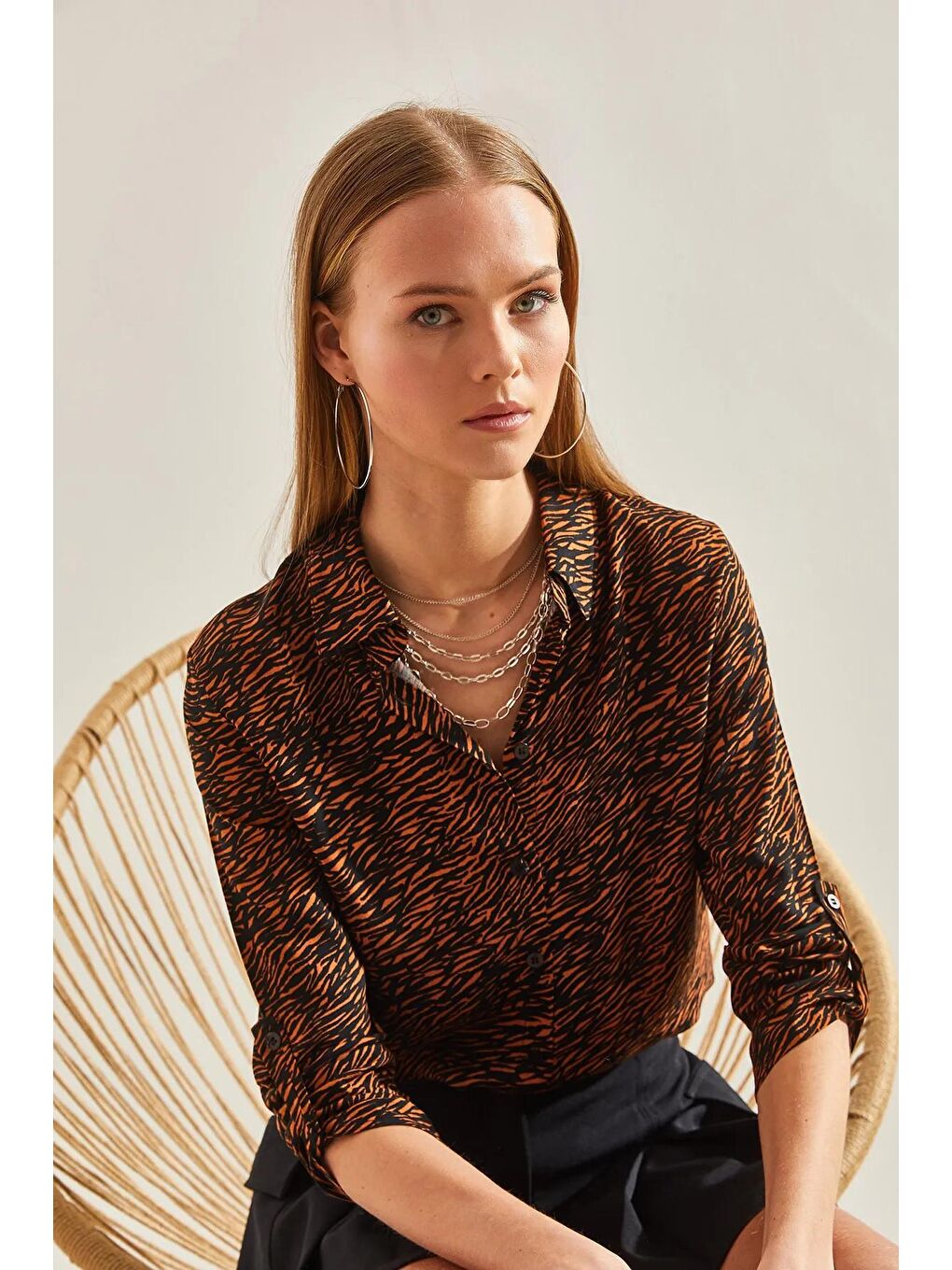 Siyah Kadın Kol Katlamalı Desenli Viskon Gömlek 60101031-3